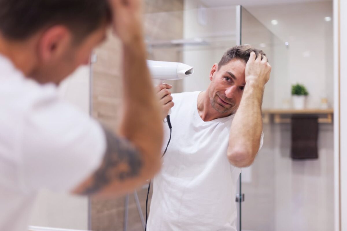 Cuidados com o Cabelo Masculino: Rotina Simples para Fios Saudáveis